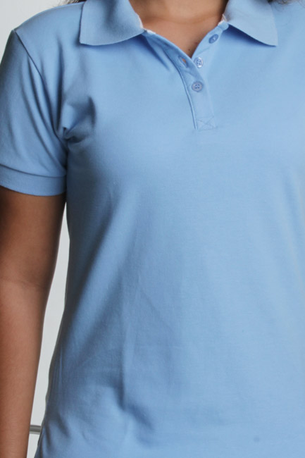 confecção de camisa azul céu polo feminina com bordado