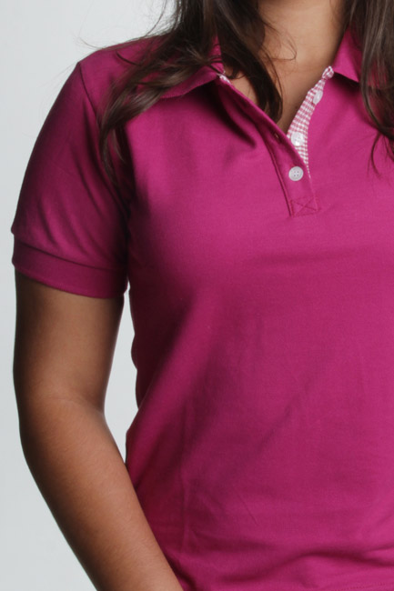 confecção de camisa rosa choque polo feminina com bordado