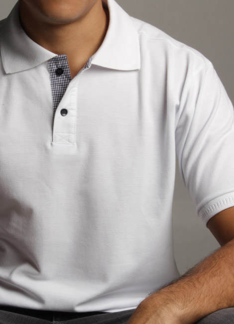 confecção de camisa polo branca masculina com bordado